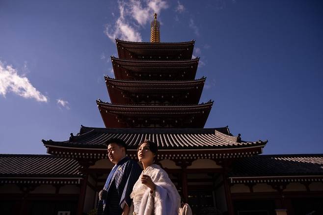지난해 11월 20일 중국 관광객들이 일본 도쿄 아사쿠사 지역의 센소지를 방문하고 있는 모습.사진=뉴시스
