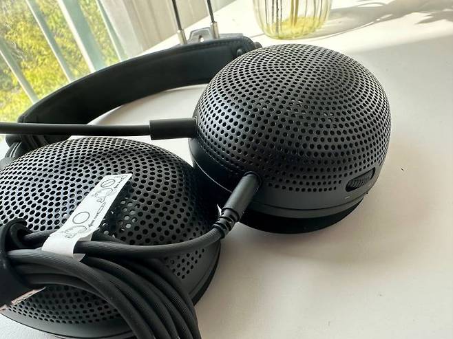 오픈형이라 이어컵 뒷면이 개방되어 있다