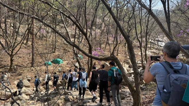 5일 외국인 등산객들이 수락산 초입에서 줄 맞춰 산행에 나섰다. 문지수 기자