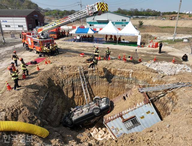 15일 경기 하남시 교산 공공주택지구에서 열린 2026년 중대재난대응 유관기관 합동훈련에서 경기119특수대응단 특수구조팀원들이 붕괴사고(싱크홀)를 가정한 구조 훈련을 하고 있다. 하남=강예진 기자