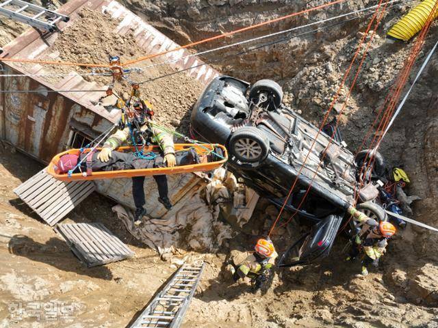 15일 경기 하남시 교산 공공주택지구에서 열린 붕괴사고(싱크홀) 구조 훈련에서 경기119특수대응단 특수구조팀원들이 하이라인 로프 시스템을 활용해 매몰자를 구조하고 있다. 하남=강예진 기자