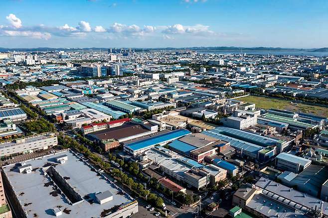 대학가에서는 술 소비가 줄어든 반면, 산업단지 인근 상권에서 소비가 늘어나는 상반된 흐름이 나타났다./사진=클립아트코리아