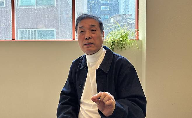 지난 2년 동안 요양병원에서 공동 간병사로 일한 경험을 책으로 펴낸 신상봉 작가를 만나 이야기 들어봤다./사진=유예진 기자