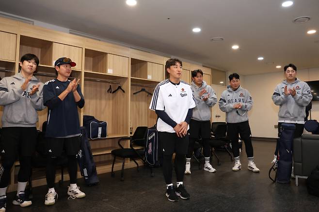 <yonhap photo-5512="">14일 트레이드 후 두산 선수들에게 인사하는 손아섭. 두산 제공</yonhap>