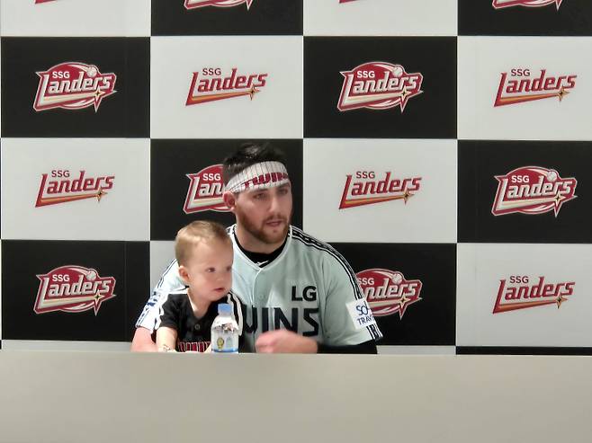 2024 올스타전 홈런 더비 우승 후 아들 댈러스와 함께 인터뷰에 나선 오스틴. IS 포토