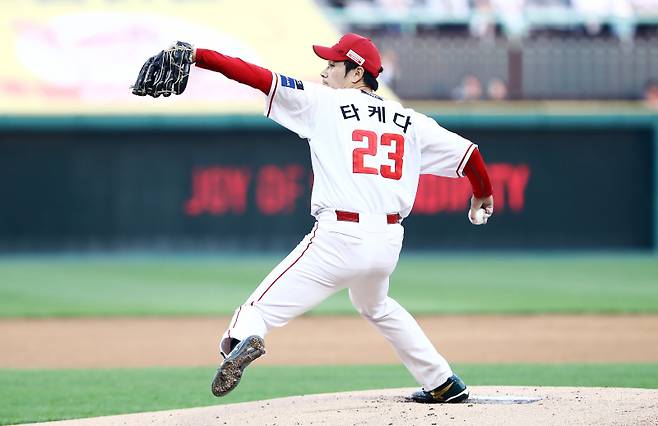 14일 인천 두산전에서 투구하는 타케다 쇼타. SSG 제공