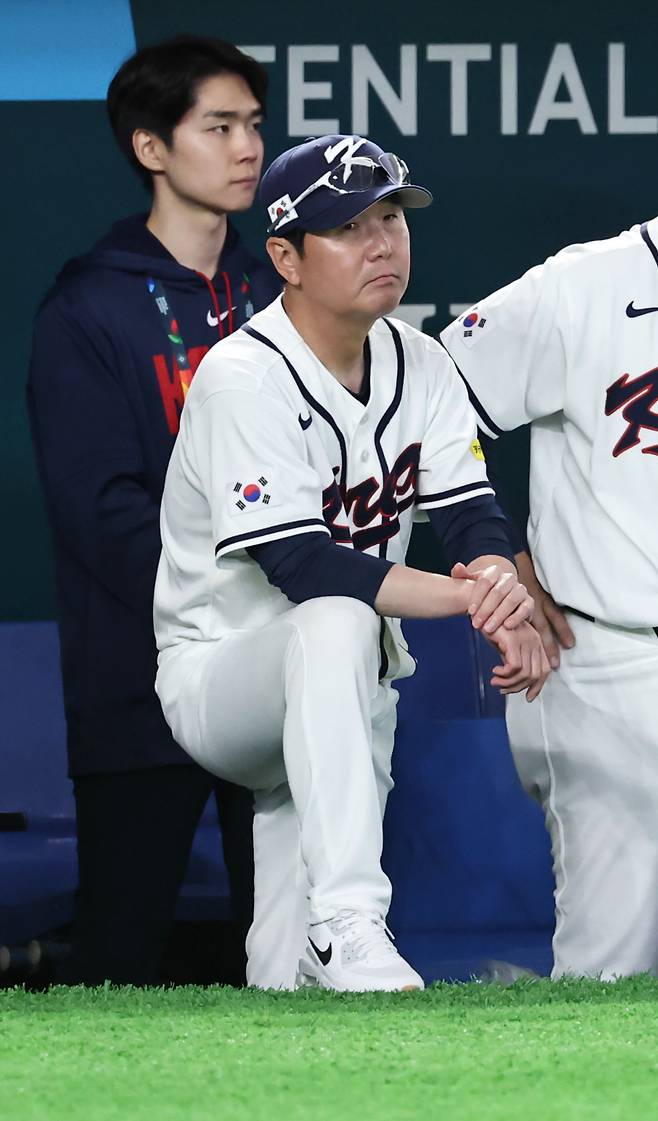 <yonhap photo-5689="">8일 일본 도쿄돔에서 열린 2026 WBC 조별리그 C조 3차전 대한민국과 대만의 경기. 연장 10회초 한국 류지현 감독이 경기를 지켜보고 있다. 2026.3.8 [연합뉴스]</yonhap>