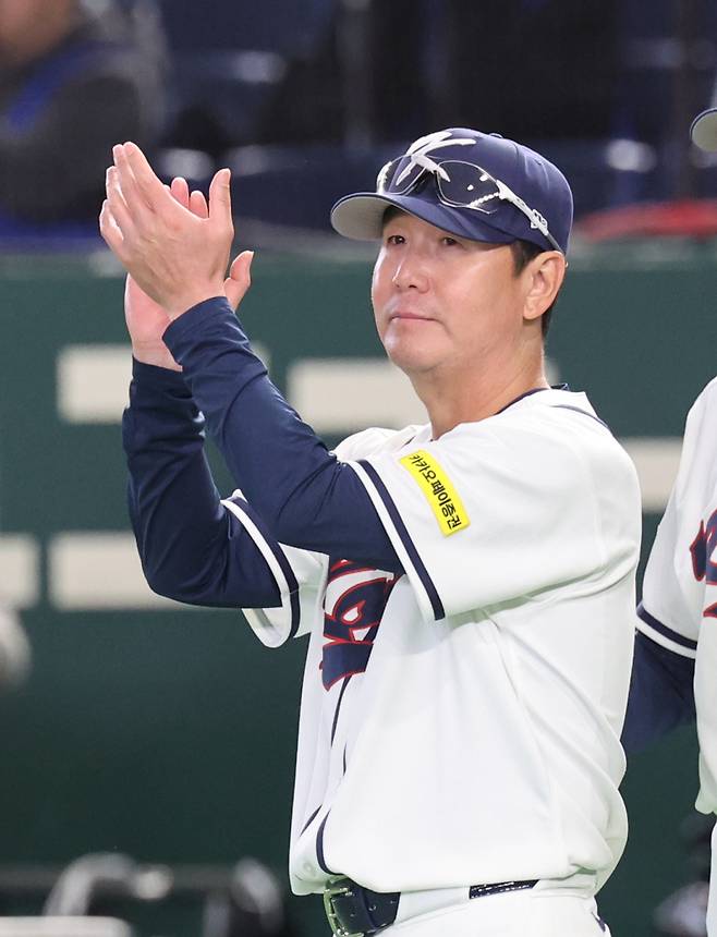 <yonhap photo-7678="">5일 일본 도쿄돔에서 열린 2026 월드베이스볼클래식(WBC) 조별리그 C조 1차전 한국과 체코의 경기에서 11-4로 승리한 한국 류지현 감독이 박수를 치고 있다. 2026.3.5 [연합뉴스]</yonhap>