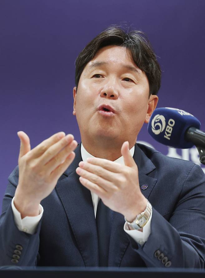 <yonhap photo-3363="">6일 서울 중구 한국프레스센터에서 열린 2026 WBC 대표팀 기자회견에서 류지현 한국 야구 대표팀 감독이 취재진 질문에 답하고 있다. 2026.2.6 [연합뉴스]</yonhap>