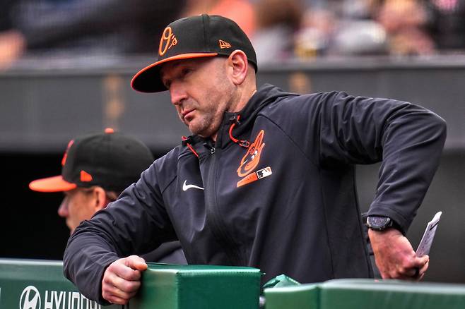 <yonhap photo-0791=""> Baltimore Orioles manager Craig Albernaz looks out from the dugout during the second inning of a baseball game against the Pittsburgh Pirates in Pittsburgh, Sunday, April 5, 2026. (AP Photo/Gene J. Puskar)/2026-04-06 04:11:44/ <저작권자 ⓒ 1980~2026 ㈜연합뉴스. 무단 전재 재배포 금지, AI 학습 및 활용 금지></yonhap>