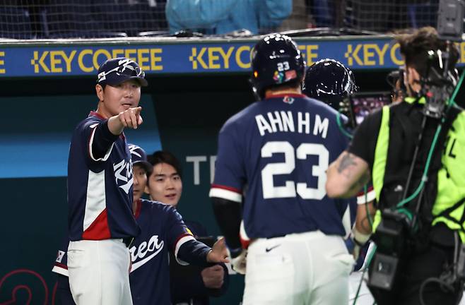 <yonhap photo-6174="">9일 일본 도쿄돔에서 열린 2026 WBC 조별리그 C조 4차전 대한민국과 호주의 경기. 2회초 무사 1루 한국 류지현 감독이 우중간 투런 홈런을 친 문보경을 가리키고 있다. 2026.3.9 [연합뉴스]</yonhap>