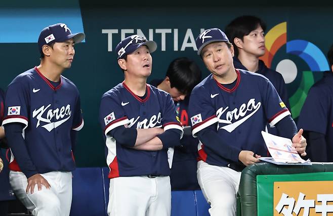 <yonhap photo-5636="">7일 일본 도쿄돔에서 열린 2026 WBC 조별리그 C조 2차전 대한민국과 일본의 경기. 8회말 류지현 한국 감독이 경기를 지켜보고 있다. 2026.3.7 [연합뉴스]</yonhap>