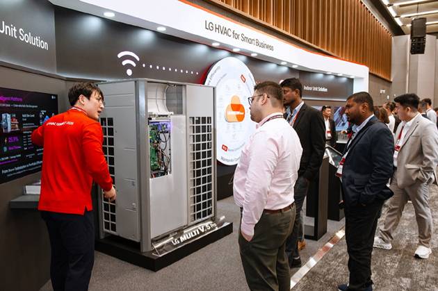 LG전자 직원이 고효율 인버터 컴프레서가 적용된 멀티 V 5 프로와 데이터 기반 통합 제어 솔루션 '비컨'을 소개하고 있다. [사진=LG전자]