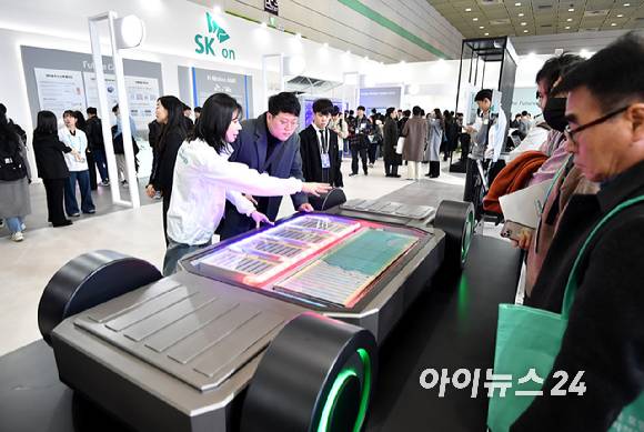 11일 서울 강남구 코엑스에서 열린 '인터배터리 2026'에서 참가자가 SK온의 액침 냉각 배터리 팩을 보고 있다. 2026.03.11 [사진=곽영래 기자]