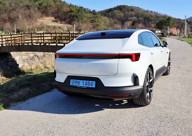 폴스타 4 후면부 / 출처=IT동아