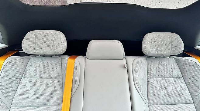 후면 유리를 제거한 폴스타 4 / 출처=IT동아