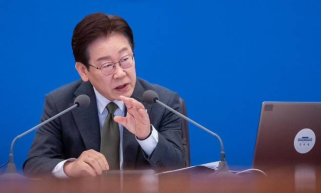 이재명 대통령이 14일 국무회의 겸 제5차 비상경제점검회의를 주재하고 있다. 지난 10일 X에 올린 영상이 거짓으로 드러난 후에도 사과나 삭제를 하지 않았다. 청와대사진기자단