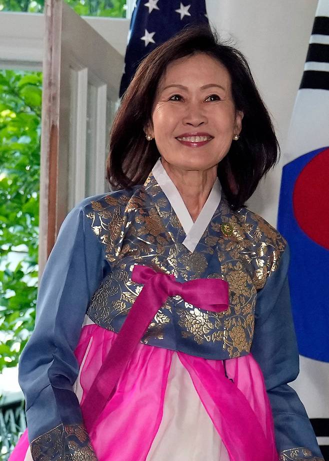 주한 미국대사로 지명된 미셸 박 스틸 전 미 연방 하원의원이 2023년 4월 워싱턴 백악관에서 열린 한·미 정상회담 만찬에 한복을 입고 참석하고 있다. [AP=연합뉴스]