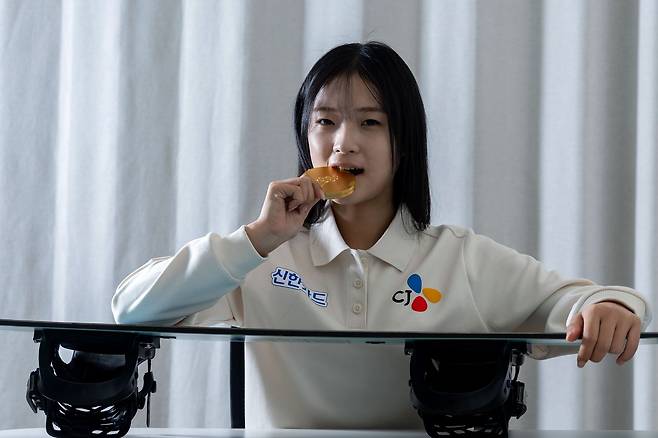 여자 스노보드 하프파이프 밀라노 동계올림픽 금메달리스트 최가온이 10일 오후 서울 강남구 올댓스포츠에서 중앙일보와 인터뷰를 하고 있다. 장진영 기자