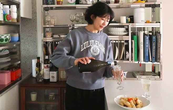 위키드 와이프 이영지. 이번 주 일상와인에서는 탕수육에 어울리는 스파클링 와인을 소개한다. 사진 이영지