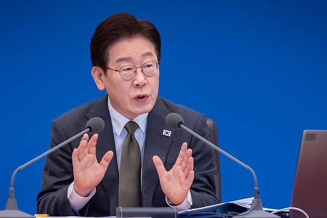이재명 대통령이 14일 오전 청와대에서 열린 제16회 국무회의 겸 제5차 비상경제점검회의를 주재하고 있다. 전민규 기자