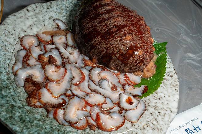 저동 ‘새바다횟집’의 홍해삼. 깊은 바다에서 홍조류를 먹고 자라 붉은 빛이 돈다. . 백종현 기자