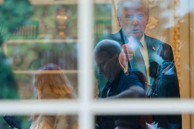 도널드 트럼프 미국 대통령이 지난 13일(현지시간) 백악관에서 팁에 대한 세금 감면 조치와 관련한 언론 취재를 앞두고, 대기하고 있던 취재진에게 제스처를 취하고 있다. 로이터=연합뉴스