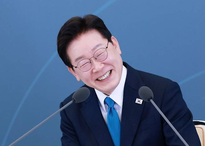 이재명 대통령이 15일 오전 청와대에서 열린 규제합리화위원회 제1차 전체 회의를 주재하고 있다. 청와대사진기자단