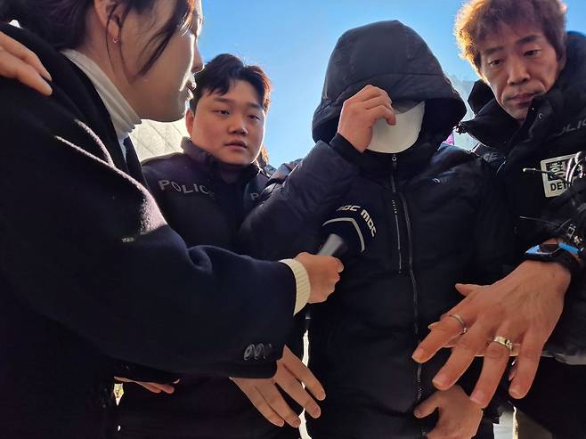 강원 양양군청 직장 내 괴롭힘 의혹을 받는 7급 공무원 A 씨가 지난해 12월 5일 오후 춘천지법 속초지원에서 열린 구속 전 피의자 심문(영장실질심사)을 받기 위해 법정으로 이동하고 있다. 뉴스1