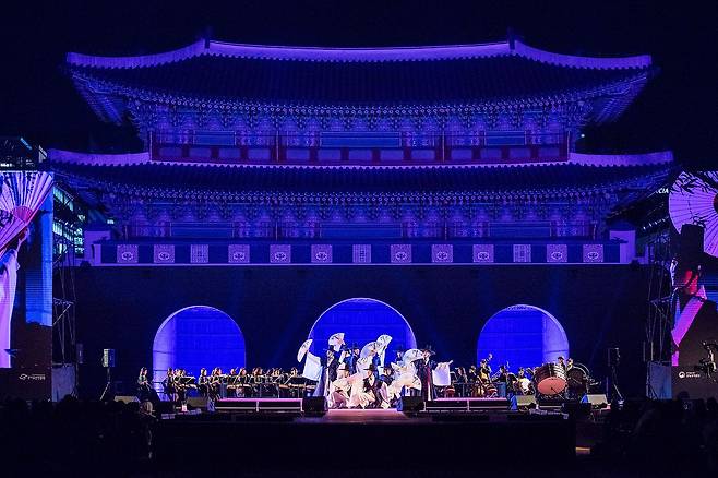 올봄 제12회 '궁중문화축전'은 '궁, 예술을 깨우다'라는 주제로 오는 25일부터 다음 달 3일까지 경복궁·창덕궁·덕수궁·창경궁·경희궁 등 서울의 주요 궁궐과 종묘에서 열린다. 24일 경복궁 흥례문 광장에서 열리는 개막제는 ‘2025년 APEC 정상회의’ 문화행사의 예술총감독을 담당했던 양정웅 감독이 연출한다. 사진은 지난해 개막제 모습. 사진 국가유산청