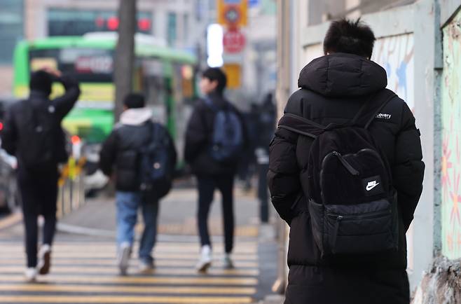 서울 시내의 한 중학교에서 학생들이 등교를 하는 모습.(※기사 내용과 직접 관련 없음). 뉴스1