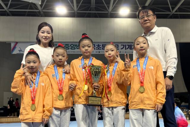 ▲ 춘천초 체조부 선수단이 12일 제10회 국토정중앙배 전국초등학교 기계체조대회 여자고학년부 단체종합에서 우승을 차지한 뒤 기념 촬영하고 있다.  강원도체조협회 제공