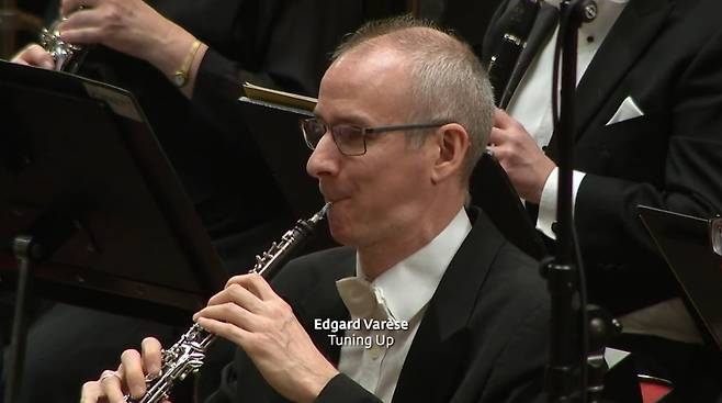 노르웨이 베르겐 필하모닉이 2019년 바레즈의 작품 '튜닝 업'을 연주하고 있다. 이 곡은 악단이 소리를 맞출 때 내는 오보에의 4옥타브 라 소리로 시작한다. /사진출처. 베르겐 필하모닉 홈페이지 캡처