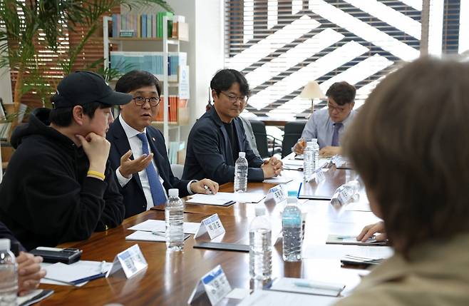 최휘영(왼쪽 두 번째) 문화체육관광부 장관이 14일 서울 중구 인디그라운에서 연 '한국 영화산업 회복을 위한 소통 간담회'에서 참석자들과 함께 기념 촬영을 하고 있다. /문화체육관광부 제공