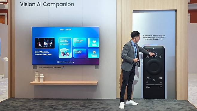 삼성전자 관계자가 지난 1월 미국 라스베이거스에서 열린 'CES 2026' 당시 '비전 AI 컴패니언'이 상황별로 어떻게 반응하는지 시연하고 있다. 사진=삼성전자