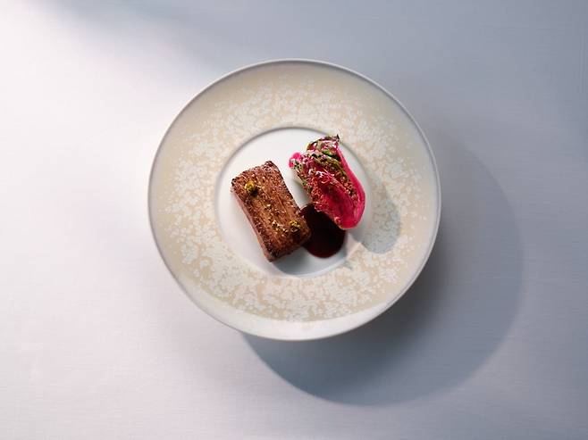 고기와 버섯을 겹겹이 쌓아 올려 밀푀유처럼 겹겹이 찢어지는 스테이크. ⓒSTAY 제공