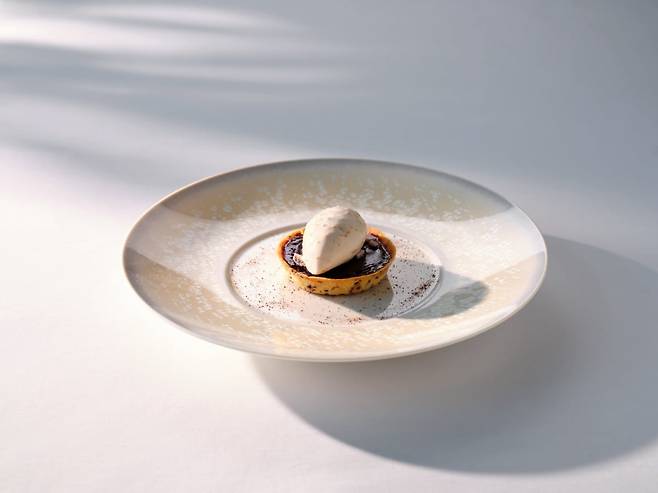 와인 소스가 곁들어진 마무리 디저트. ⓒSTAY