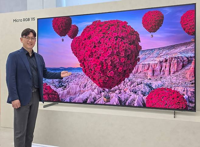 용석우 삼성전자 영상디스플레이(VD)사업부장(사장)이 15일 오전 삼성 강남에서 진행된 '더 퍼스트룩 서울 2026' 행사에 참석해 115형 '마이크로 RGB' TV를 소개하고 있다. 사진=삼성전자 제공