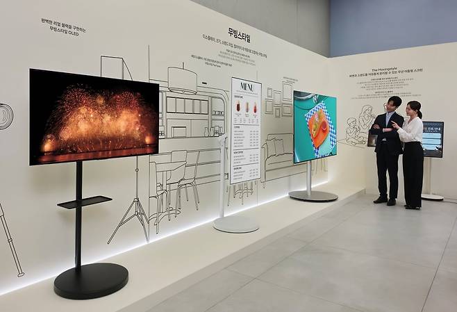 삼성전자 모델이 최대 85형까지 확대된 2026년형 '무빙스타일' 라인업을 살펴보고 있다. 사진=삼성전자 제공