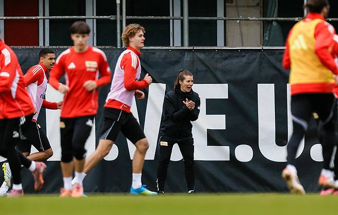 14일(현지시간) 분데스리가 역사상 최초의 여성 감독인 유니온 베를린의 마리 루이제 에타 감독이 선수들을 훈련시키고 있다. 게티이미지