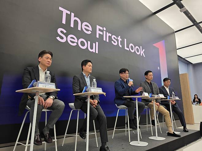 삼성전자 영상디스플레이사업부 용석우 사장이 15일 2026년형 TV 신제품 출시 행사에서 질문에 답변하고 있다. (왼쪽부터) 삼성전자 영상디스플레이사업부 이헌 부사장, 손태용 부사장, 용석우 사장, 한국총괄 임성택 부사장, 김용훈 상무. 삼성전자 제공