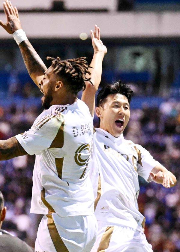 LA FC 손흥민(오른쪽)이 15일(한국시간) 북중미 챔피언스컵 8강 2차전에서 후반 추가 시간 페널티킥 동점골을 넣은 데니스 부앙가와 기뻐하고 있다. LAFC는 이날 크루스 아술과 1-1로 비겨 1·2차전 합계 점수에서 앞서며 대회 4강에 진출했다. AP 연합뉴스