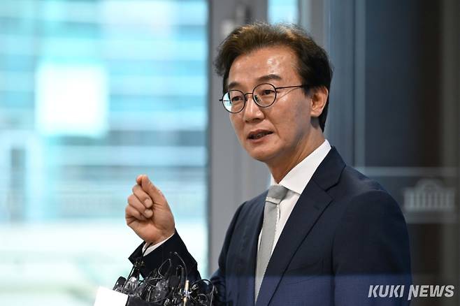 전재수 더불어민주당 부산시장 후보가 지난 13일 서울 여의도 국회 소통관에서 후보 확정 기자회견이 끝난 뒤 백브리핑을 하고 있다. 임은재 기자