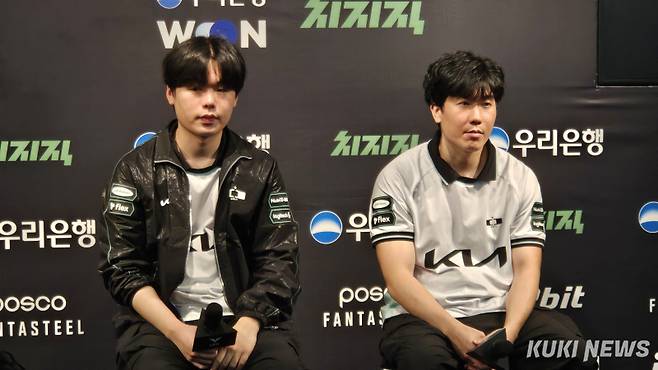 ‘스매쉬’ 신금재(왼쪽)와 김대호 디플러스 기아 감독이 15일 오후 7시 서울 종로구 LCK 아레나에서 열린 KT 롤스터와의 2026 LoL 챔피언스 코리아(LCK) 정규 시즌 1라운드 경기가 끝난 뒤 기자회견에 참석하고 있다. 송한석 기자