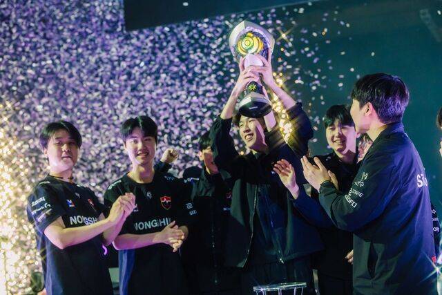 지난달 칠레 산티아고에서 열렸던 발로란트 국제대회 ‘마스터스 산티아고’에서 우승을 차지한 한국의 농심 레드포스 선수단. 농심은 승강전을 통과해 태평양 리그에 입성하고, 국제대회까지 진출했다. 라이엇 게임즈 제공
