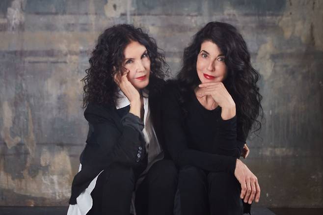 60년 가까이 피아노 듀오로 활동해온 언니 카티아 라베크(왼쪽)와 동생 마리엘 라베크     (c)LG아트센터