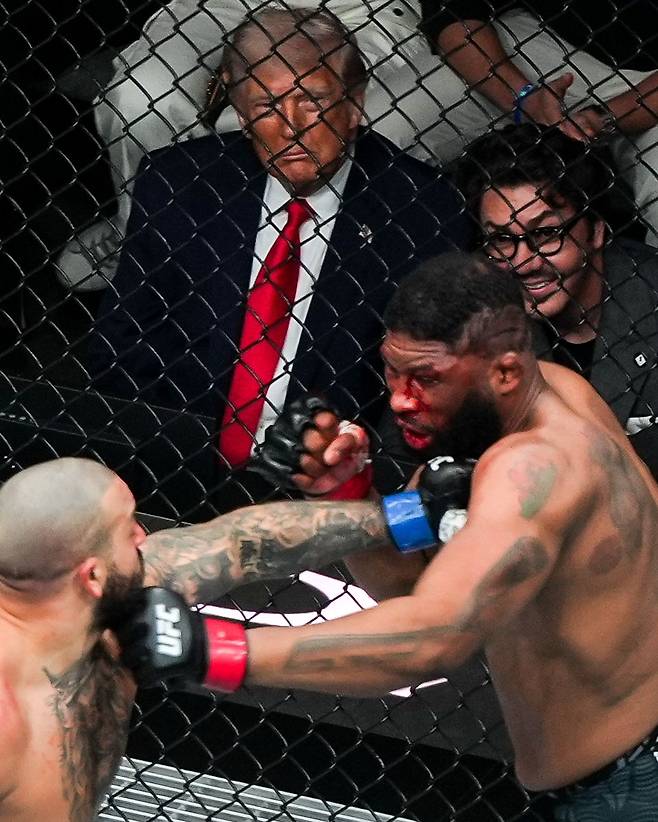 도널드 트럼프 대통령이 지난 11일(현지시간)미국 마이애미에서 열린 UFC 대회에 참석한 모습. AP연합뉴스