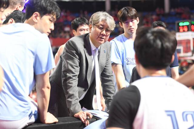 손창환 소노 감독이 작전 타임에서 선수들에게 지시를 내리고 있다. 손 감독은 가드 압박 대응을 위한 공격 구조 변화를 통해 시리즈 흐름을 주도하고 있다. KBL 제공