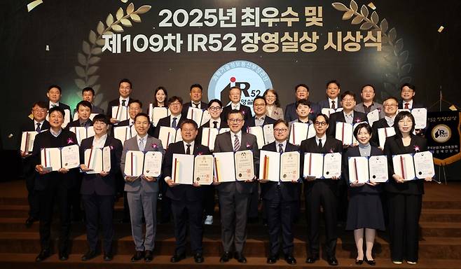 14일 서울 전쟁기념관 피스앤파크 컨벤션에서 열린 IR52 장영실상 시상식에서 위정환 매일경제 대표, 이은영 과학기술정보통신부 연구성과혁신관, 구자균 한국산업기술진흥협회 회장(맨 뒷줄 왼쪽 여섯째부터)이 수상자들과 기념촬영을 하고 있다. [김재훈 기자]
