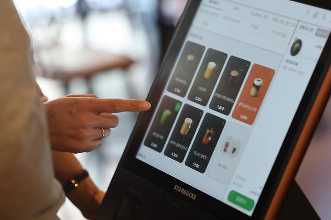 지난해 키오스크를 매장에 도입한 스타벅스 [연합뉴스]